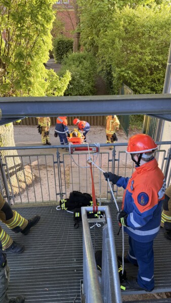 Jugendfeuerwehr Kronshagen: Die Übungen finden praxisnah statt. Dabei erleben die Jugendlichen, wie wichtig Zusammenarbeit und gegenseitiges Vertrauen sind.