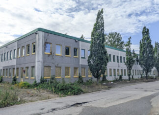 Speckenbeker Weg und Flüchtlingsunterkunft: Was in Russee geplant ist Im linken Gebäude des ehemaligem´n Dienstleistungszentrums werden Apartments für Flüchtlinhe eingerichtet