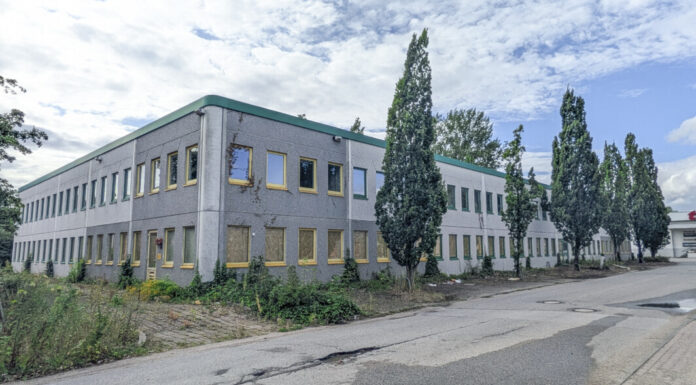 Im linken Gebäude des ehemaligem´n Dienstleistungszentrums werden Apartments für Flüchtlinhe eingerichtet