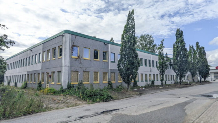 Speckenbeker Weg Russee Im linken Gebäude des ehemaligem´n Dienstleistungszentrums werden Apartments für Flüchtlinhe eingerichtet