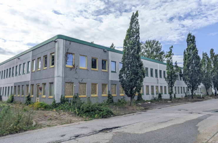 Speckenbeker Weg und Flüchtlingsunterkunft: Was in Russee geplant ist Im linken Gebäude des ehemaligem´n Dienstleistungszentrums werden Apartments für Flüchtlinhe eingerichtet
