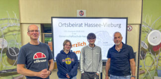 OBR Hassee/Vieburg Jugendbeteiligung Gruppenbild mit Lehrer Jens Tollknäpper und Schüler mit OBR-Vorsitzendem Thorsten Becherer