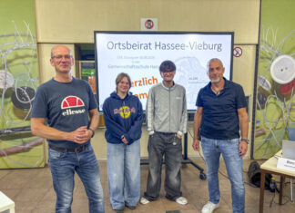 Jugendliche mischen sich ein: OBR Hassee stärkt politische Beteiligung OBR Hassee/Vieburg Jugendbeteiligung Gruppenbild mit Lehrer Jens Tollknäpper und Schüler mit OBR-Vorsitzendem Thorsten Becherer