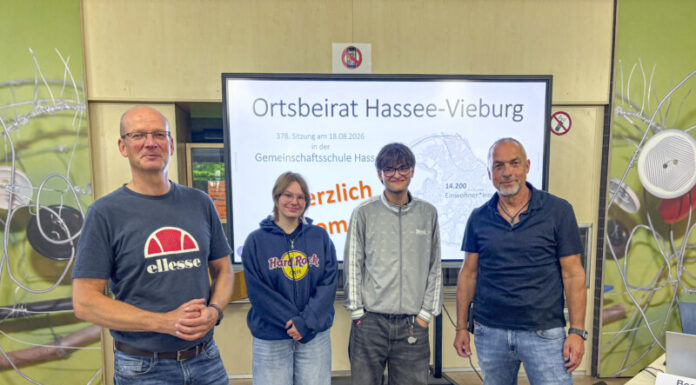 OBR Hassee/Vieburg Jugendbeteiligung Gruppenbild mit Lehrer Jens Tollknäpper und Schüler mit OBR-Vorsitzendem Thorsten Becherer