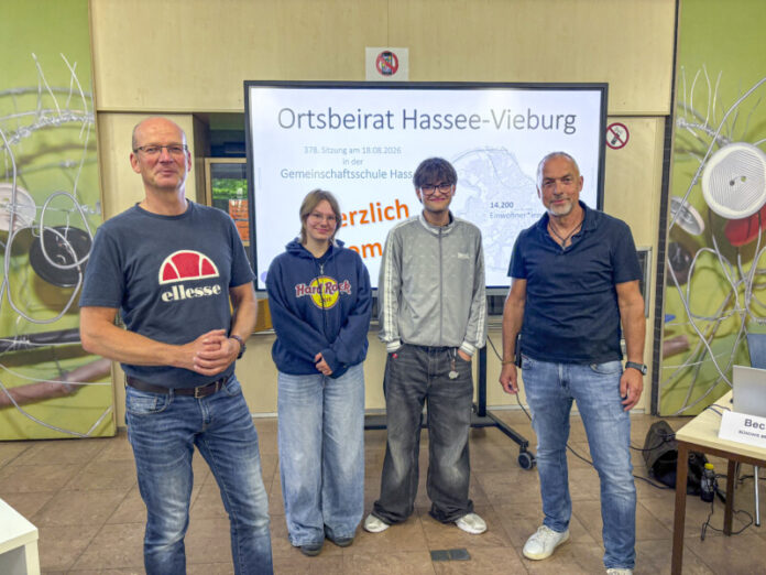 OBR Hassee/Vieburg Jugendbeteiligung OBR Hassee/Vieburg Jugendbeteiligung Gruppenbild mit Lehrer Jens Tollknäpper und Schüler mit OBR-Vorsitzendem Thorsten Becherer