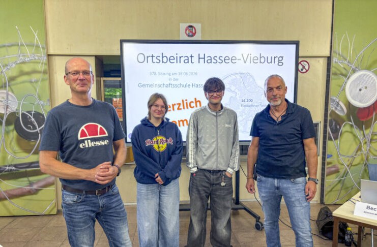 Jugendliche mischen sich ein: OBR Hassee stärkt politische Beteiligung OBR Hassee/Vieburg Jugendbeteiligung Gruppenbild mit Lehrer Jens Tollknäpper und Schüler mit OBR-Vorsitzendem Thorsten Becherer