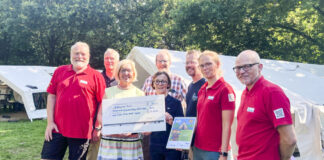 5.000 Euro-Spende für das Zeltlager Selker Noor Bei der Spendenübergabe auf dem Gelände des Zeltlagers, von links nach rechts: Markus Mackarinus, Dr. Wolf Hänert, Sabine Schwarz, Britta Petersen, Peter Böhm, Alexander Kühl, Sophie Schudde und Heiko Hartmann Foto: Lions Club „Kiel-Oben“