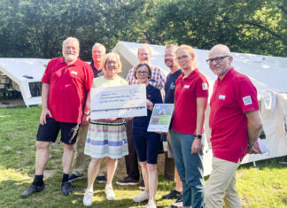 Bei der Spendenübergabe auf dem Gelände des Zeltlagers, von links nach rechts: Markus Mackarinus, Dr. Wolf Hänert, Sabine Schwarz, Britta Petersen, Peter Böhm, Alexander Kühl, Sophie Schudde und Heiko Hartmann Foto: Lions Club „Kiel-Oben“