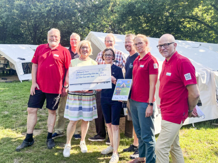 Zeltlager Selker Noor GeldübergabeA Bei der Spendenübergabe auf dem Gelände des Zeltlagers, von links nach rechts: Markus Mackarinus, Dr. Wolf Hänert, Sabine Schwarz, Britta Petersen, Peter Böhm, Alexander Kühl, Sophie Schudde und Heiko Hartmann Foto: Lions Club „Kiel-Oben“