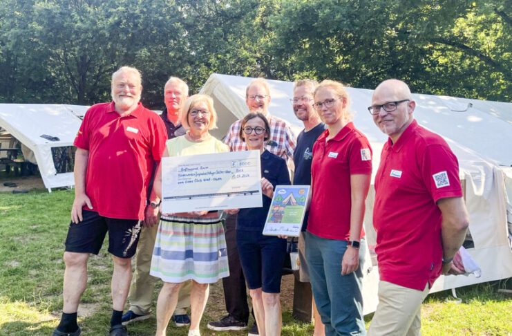 Bei der Spendenübergabe auf dem Gelände des Zeltlagers, von links nach rechts: Markus Mackarinus, Dr. Wolf Hänert, Sabine Schwarz, Britta Petersen, Peter Böhm, Alexander Kühl, Sophie Schudde und Heiko Hartmann Foto: Lions Club „Kiel-Oben“