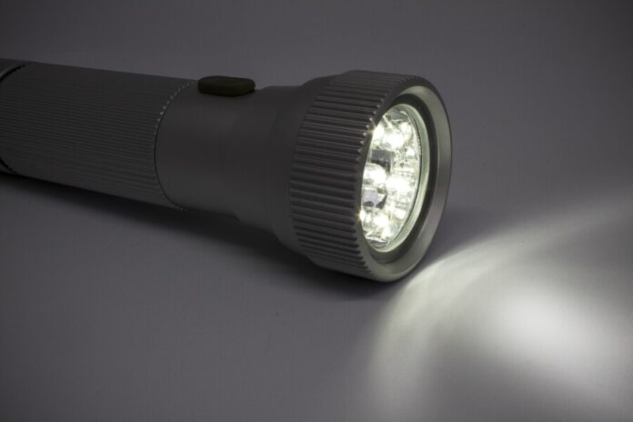 flashlight-3770623 Angeschaltete Taschenlampe auf Oberfläche