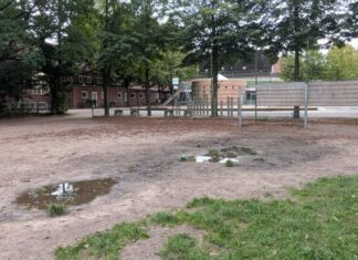 Ortsbeirat Russee: Kinder wünschen sich einen besseren Bolzplatz Pfützen auf dem Bolzplatz