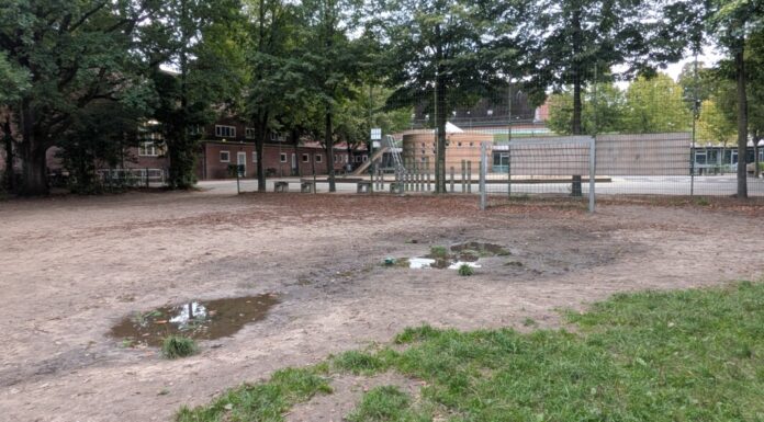 Pfützen auf dem Bolzplatz
