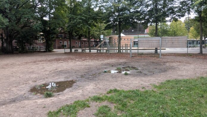 Ortsbeirat Russee Bolzplatz Pfützen auf dem Bolzplatz