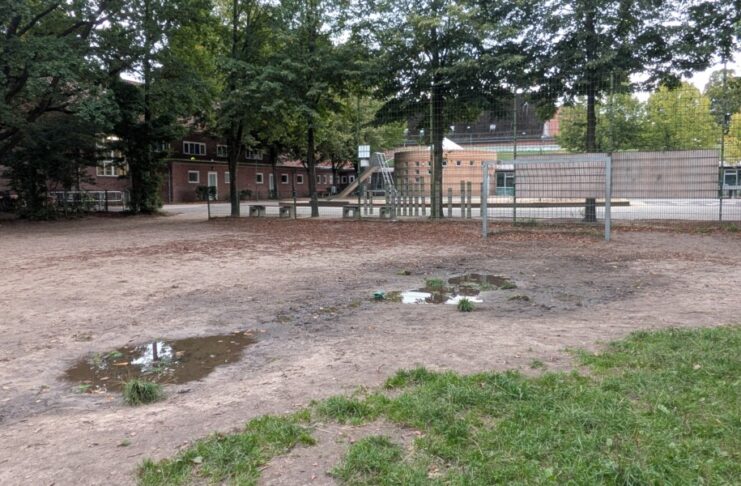 Ortsbeirat Russee: Kinder wünschen sich einen besseren Bolzplatz Pfützen auf dem Bolzplatz