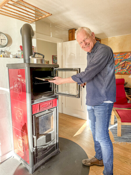 Wolfgang Günther und sein Lieblingsstück: der Kaminofen mit Backfach. 
