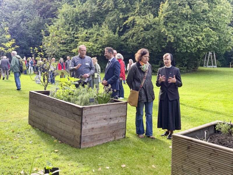 Der Paradiesgarten mit den fünf Hochbeeten 