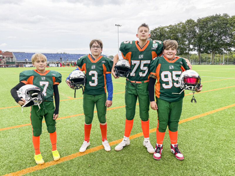 (von links) Kalle, Christian, Jonah und Emmanuel – hier in voller Baltic-Hurricanes-Montur auf dem Kilia-Platz.