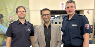 Ortsbeirat Hassee/Vieburg Oberbürgermeister Samet Yilmaz (Mitte) und die Feuerwehrleute Arne Beeck und Torben Benthien