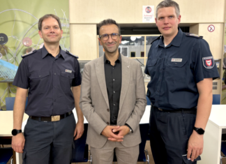 Ortsbeirat Hassee/Vieburg Oberbürgermeister Samet Yilmaz (Mitte) und die Feuerwehrleute Arne Beeck und Torben Benthien