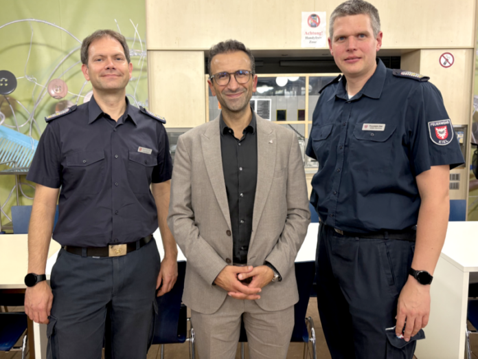 Ortsbeirat Hassee/Vieburg Ortsbeirat Hassee/Vieburg Oberbürgermeister Samet Yilmaz (Mitte) und die Feuerwehrleute Arne Beeck und Torben Benthien