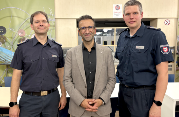 Ortsbeirat Hassee/Vieburg Oberbürgermeister Samet Yilmaz (Mitte) und die Feuerwehrleute Arne Beeck und Torben Benthien