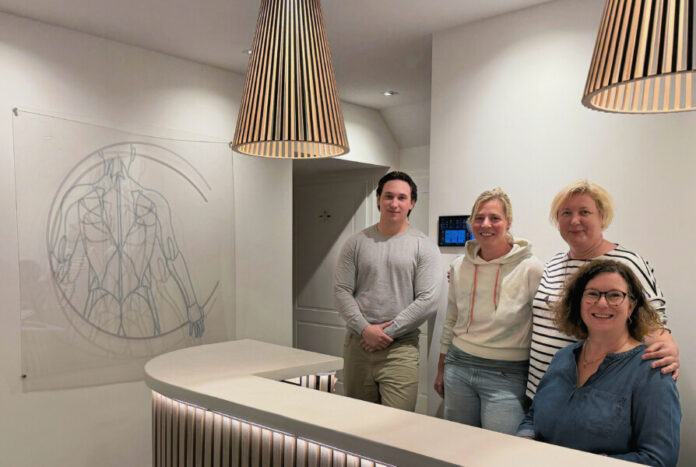 Das engagierte Praxisteam um Lena Pinnau und Henry Tollgreve freut sich auf neue Kolleginnen und Kollegen. Foto: Physio am Lindenplatz