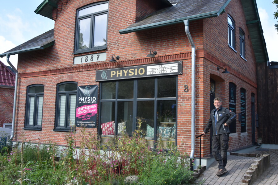 Jan Tollgreve vor der Praxis Physio am Lindenplatz in Bordesholm