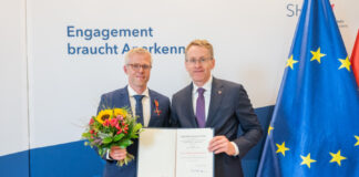 Thorsten Schmidt - Ministerpräsident Daniel Günther überreicht vier Verdienstkreuze
