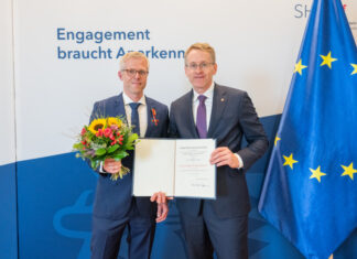 Thorsten Schmidt erhält Verdienstkreuz für Krebsprävention Thorsten Schmidt - Ministerpräsident Daniel Günther überreicht vier Verdienstkreuze