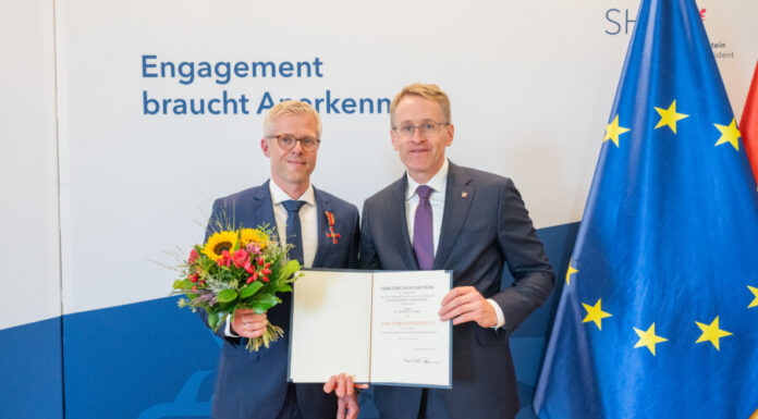 Thorsten Schmidt - Ministerpräsident Daniel Günther überreicht vier Verdienstkreuze