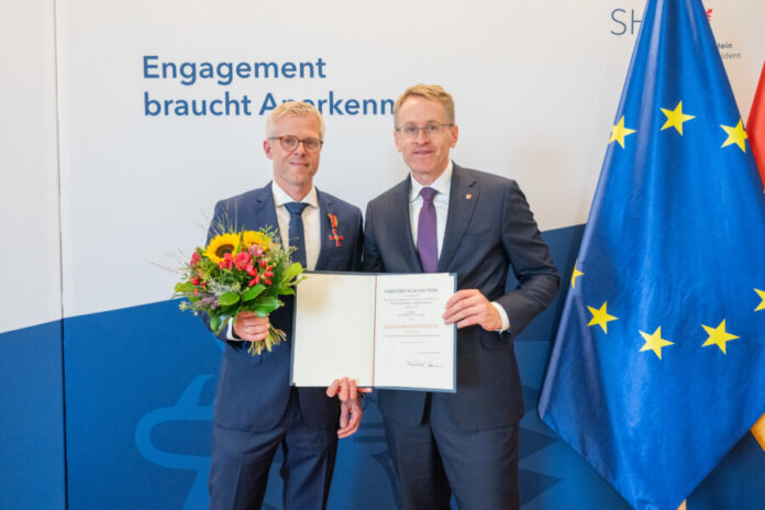 Thorsten Schmidt VerdienstkreuzVerdienstkreuz Thorsten Schmidt - Ministerpräsident Daniel Günther überreicht vier Verdienstkreuze