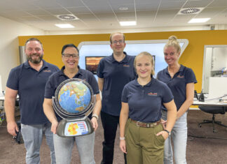 15 Jahre sonnenklar.TV Reisebüro im REWE-Center sonnenklar.TV Reisebüro Kiel-Hassee Teamfoto