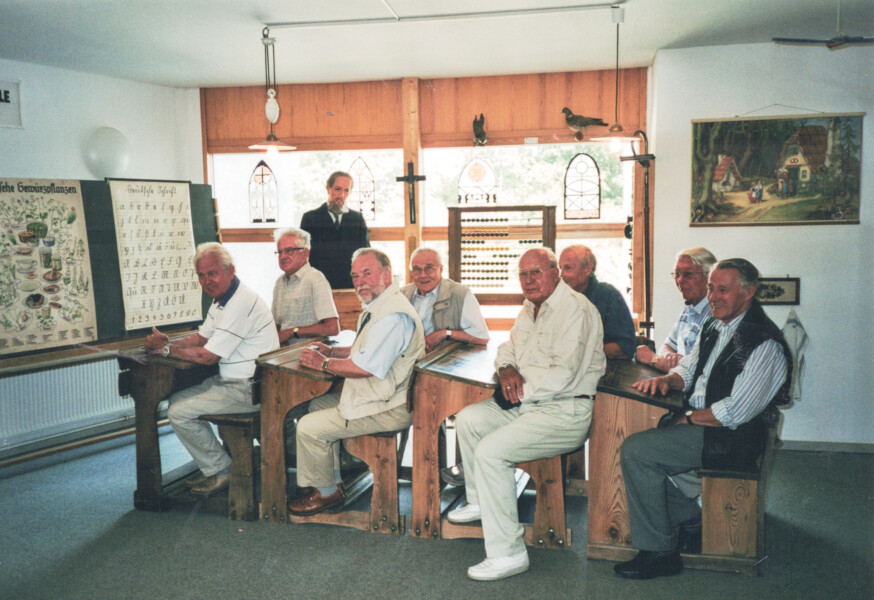 2003: Erinnerungsfoto, als die alte Garde die Schulbank gedrückt hat – im ehemaligen Schulmuseum in der Theodor-Heuss-Schule. Foto: Sammlung Karl Grube