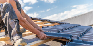 Handwerk im Aufwind: Warum junge Menschen wieder zugreifen manufacture of the roof of a family house from ceramic tiles.