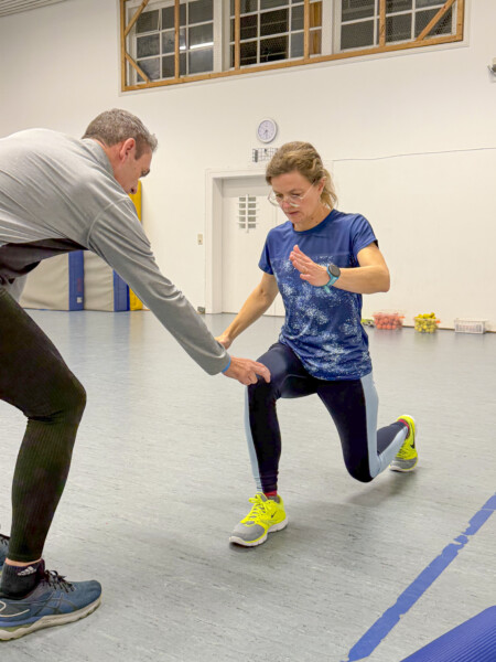 Der Ausfallschritt fordert die Beinmuskulatur. Trainer Ole korrigiert die Haltung und gibt Tipps für die richtige Ausführung.
