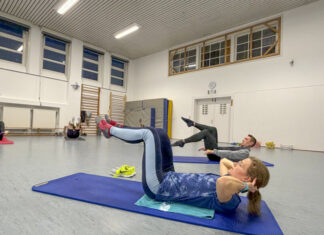 Powerfitness beim THW Kiel: Krafttraining für jedes Fitnesslevel Ole macht die Übung für die geraden Bauchmuskeln vor. Dabei gilt es, den Rücken stabil zu halten und ein Hohlkreuz zu vermeiden.