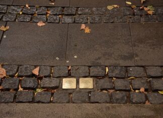 Stolpersteine in Kiel-Hassee: Radtour gegen das Vergessen