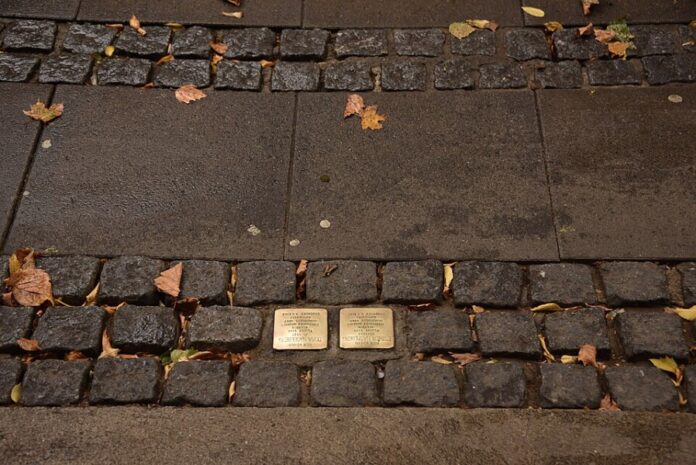 Stolpersteine_Küterstraße_1–3_(Kiel)