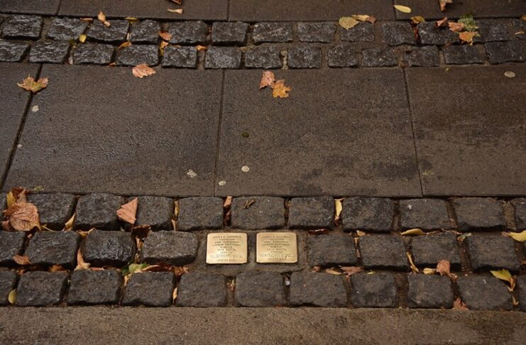 Stolpersteine in Kiel-Hassee: Radtour gegen das Vergessen